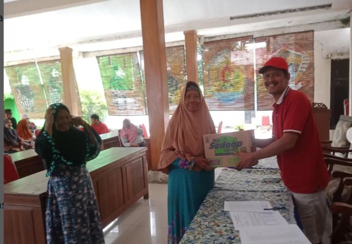 Pemberian Bantuan Mie Instan Korban Banjir 2024